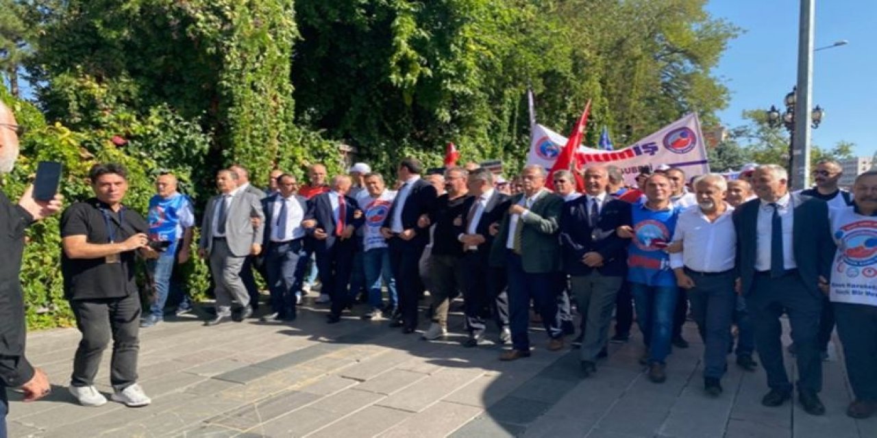 Eğitim-İş polis engelini aştı, Anıtkabir'e yürüdü