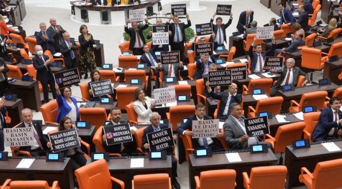 'Sansür Yasası'nın 12 maddesi daha kabul edildi