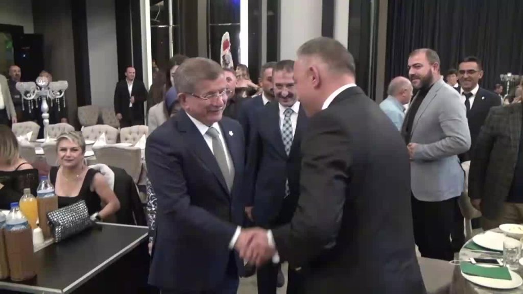 Davutoğlu’ndan “başörtüsü” açıklaması: “partilerin anlaşması ile yasal veya anayasal bir düzenleme gelecek dönemler için faydalı olacaktır"