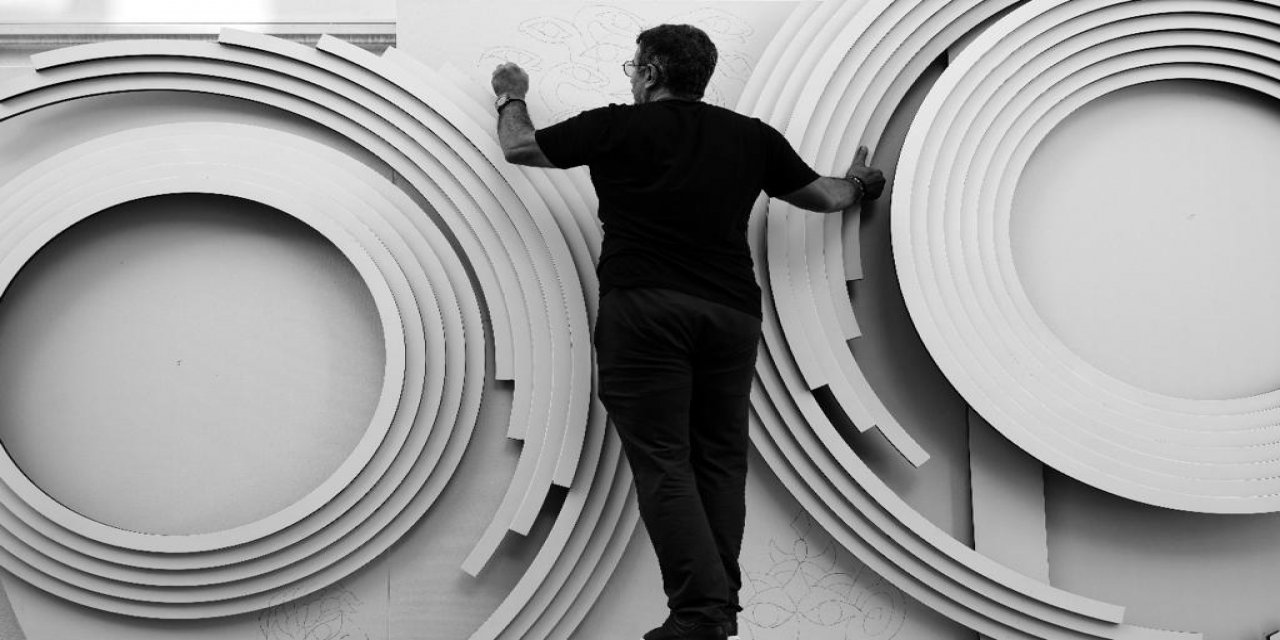 Ahmet Güneştekin "Gâvur Mahallesi"yle İzmir’de sergi açıyor