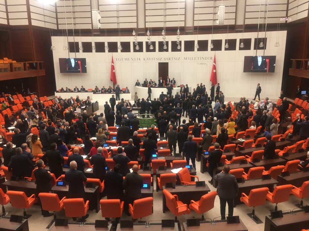 Sansür Yasası'nın 13 maddesi daha kabul edildi: 'gerçeğe aykırı bilgi yayma' suçunu düzenleyen maddeye CHP'nin protestosu nedeniyle geçilemedi