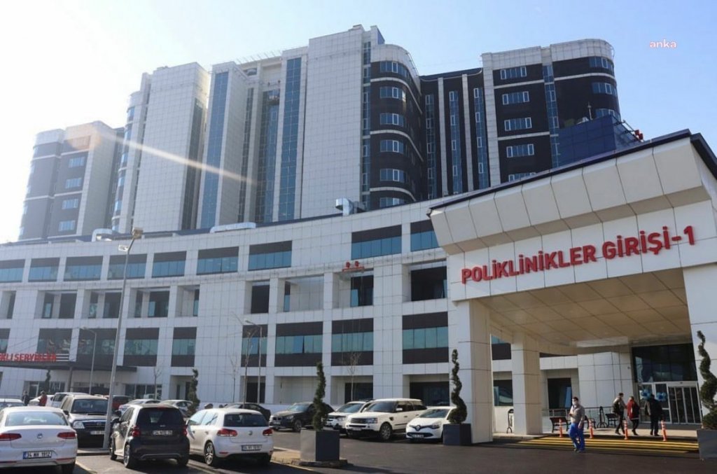 Rapor almaya gittiği hastanede 4 güvenlikçiyi bıçakladı