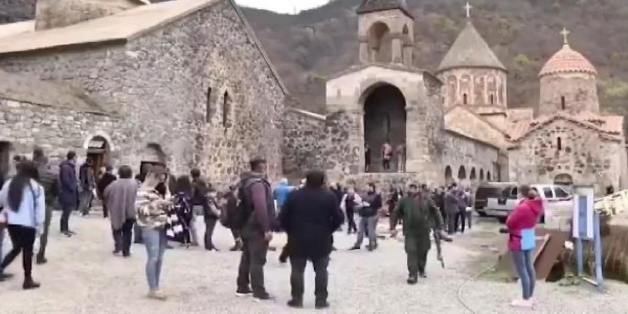 Kelbecer'i göz yaşları içinde terk eden Ermeniler'in son ayini