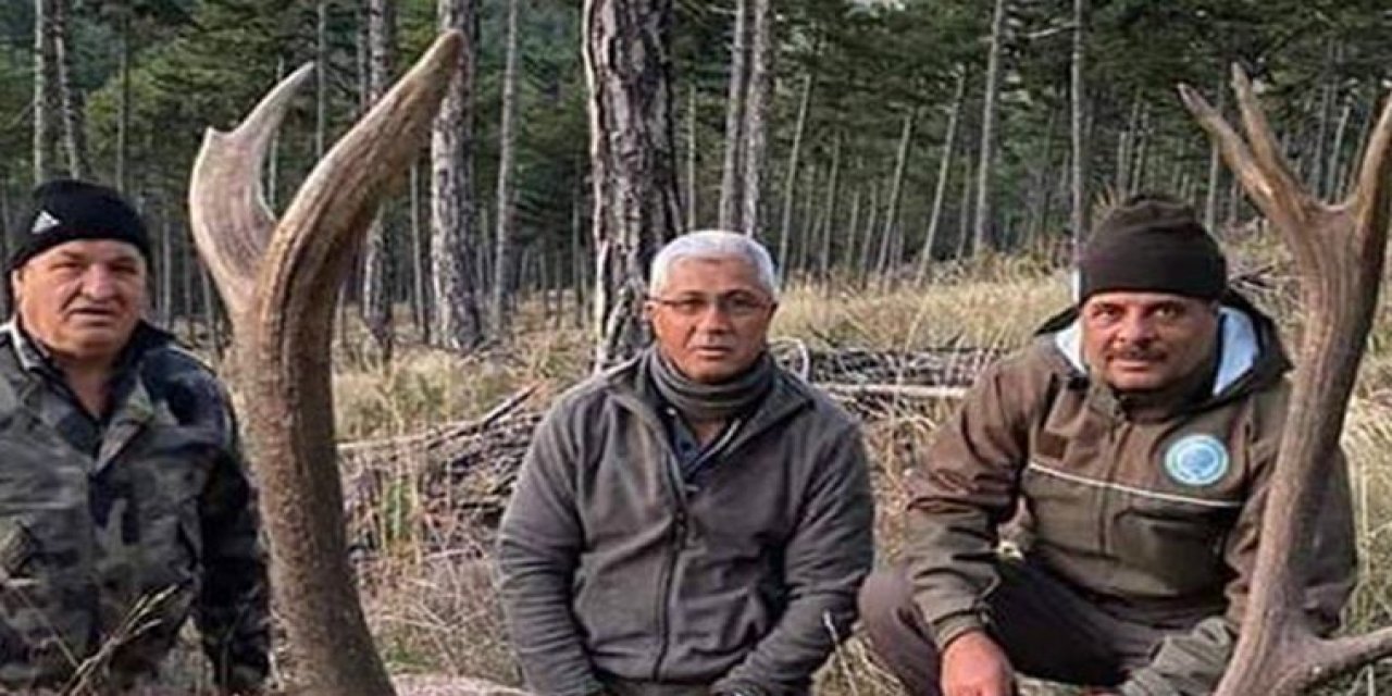 Nesli tükenmekte olan geyiği vurdu! MHP'li başkanın vahşi paylaşımına büyük tepki!