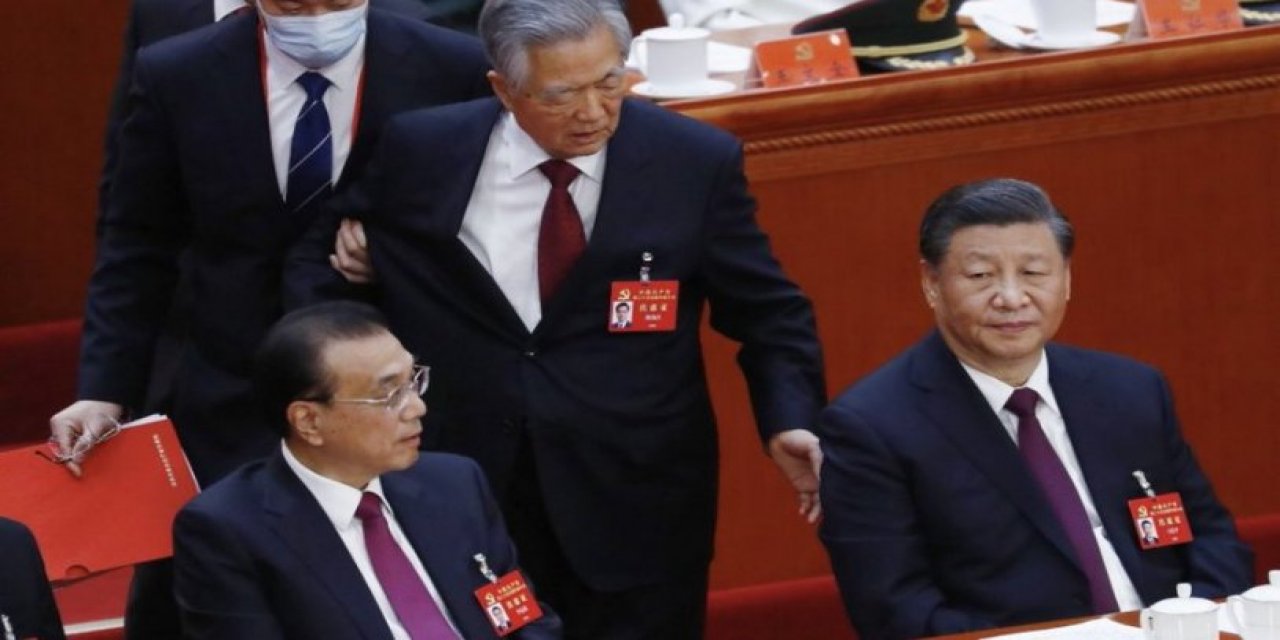 ÇKP Kongresi'nde ilginç anlar: Eski devlet başkanı kolundan tutulup dışarı çıkarıldı