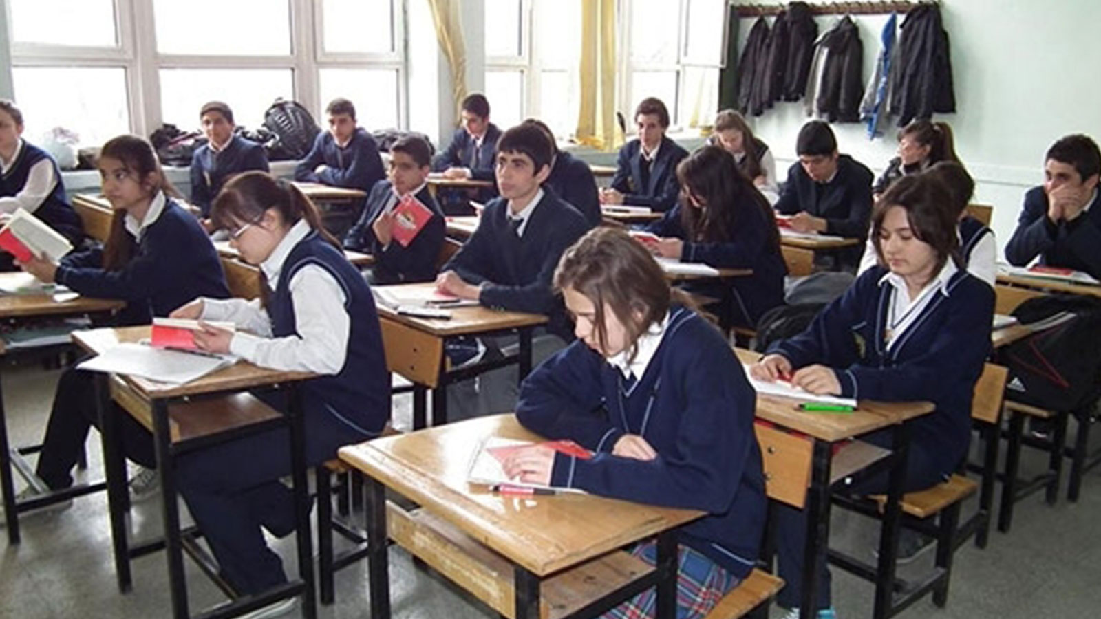 Lise öğrencilerine "personel yetersiz" denilerek temizlik yaptırıldı