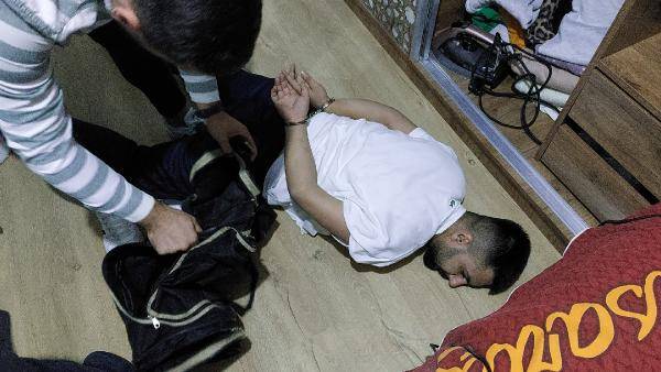 Biri çocuk 3 kişiyi silahla vurarak yaraladı