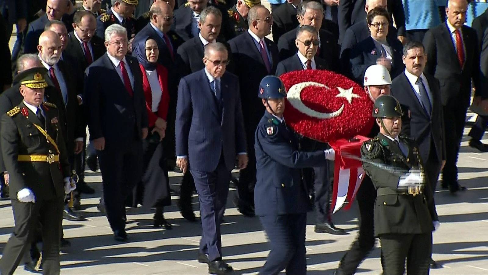Cumhurbaşkanı Erdoğan ve devlet erkanı Anıtkabir'de: Engellere aldırmadan bu asrı Türkiye Yüzyılı yapmak için mücadelemizi sürdürüyoruz