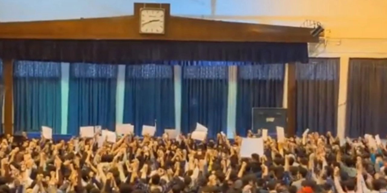 İran'da öğrenciler özgürlük için ayakta