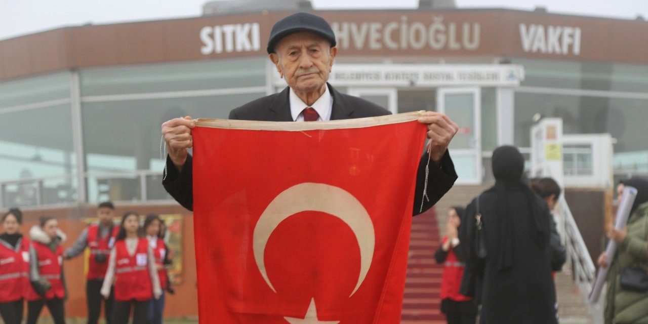 Artvin'de 96 yaşındaki Kore Gazisi her 10 Kasım'da Atatürk'ün huzurunda