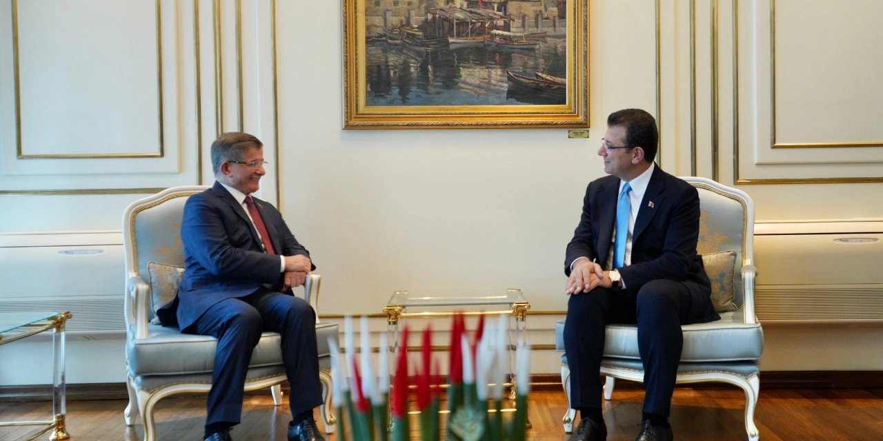 Davutoğlu'ndan siyasi yasak ve hapis cezası istenen İmamoğlu'na duruşma sürerken ziyaret