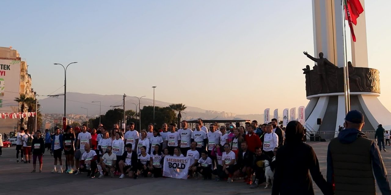 İZMİR KARŞIYAKA'DA 1.700 KİŞİ ATA’DAN ANA’YA KOŞTU