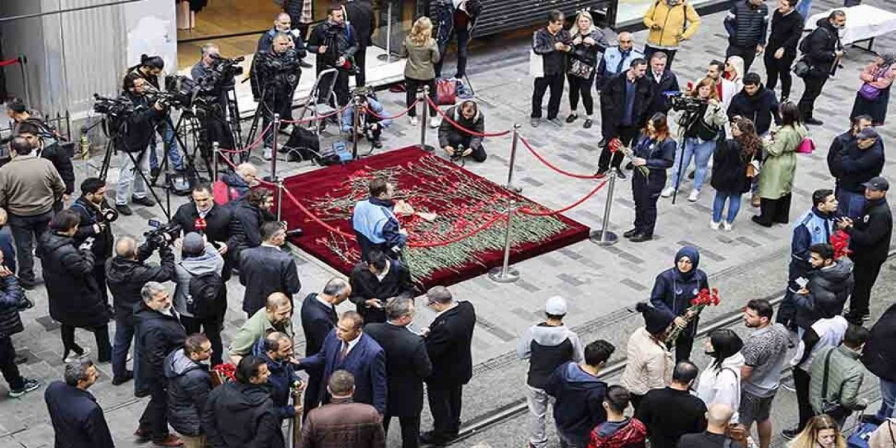 Ekrem İmamoğlu, bombalı saldırıda yaşamını yitirenler için karanfil bıraktı: "Hiçbir zaman terörizmin bu hamlelerine karşı yüzümüz aşağı eğilmeyecek"