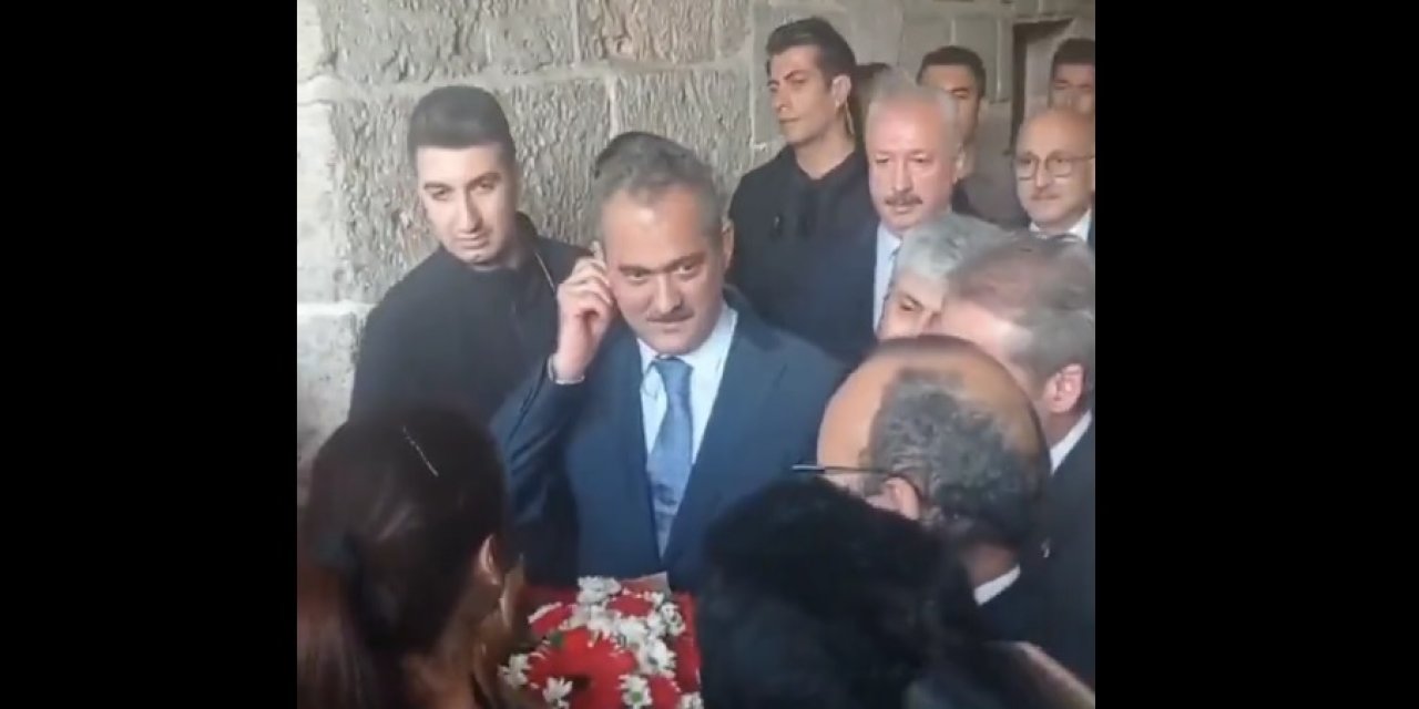 Öğretmen çiçek uzattı, Bakan Mahmut Özer kulağını kaşıdı