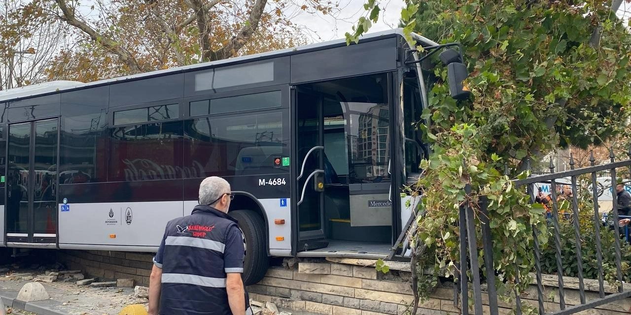 Kadıköy'de metrobüs kontrolden çıktı, duvara çarptı