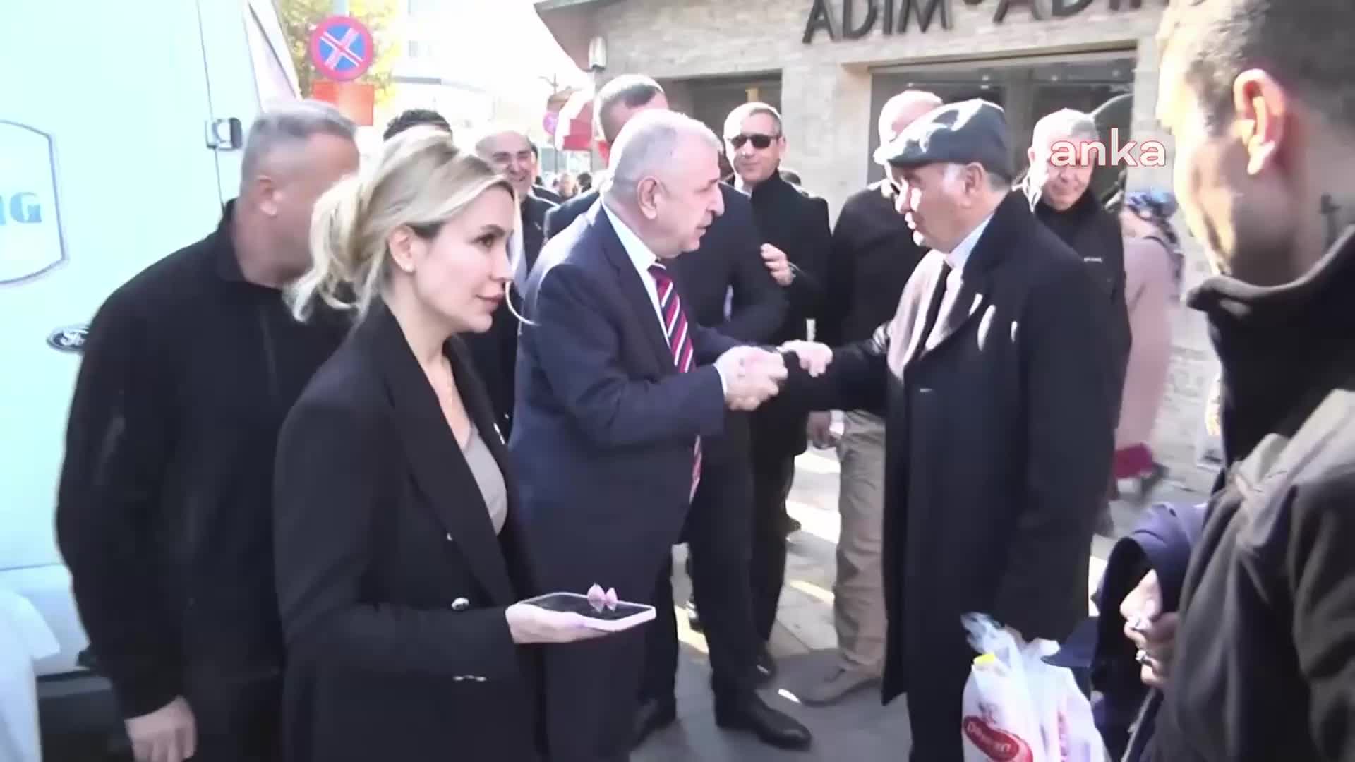 Ümit Özdağ Denizli’de 1 liraya domates sattı, polis kamerasını görünce gülümsedi: "Ooo Süleyman da burada"