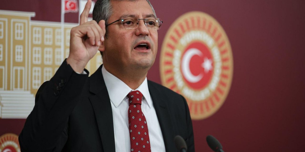 CHP'li Özgür Özel'den sert eleştiriler: 'Tükürdüğü suratı yalıyor, ittirdiği eli tutuyor'