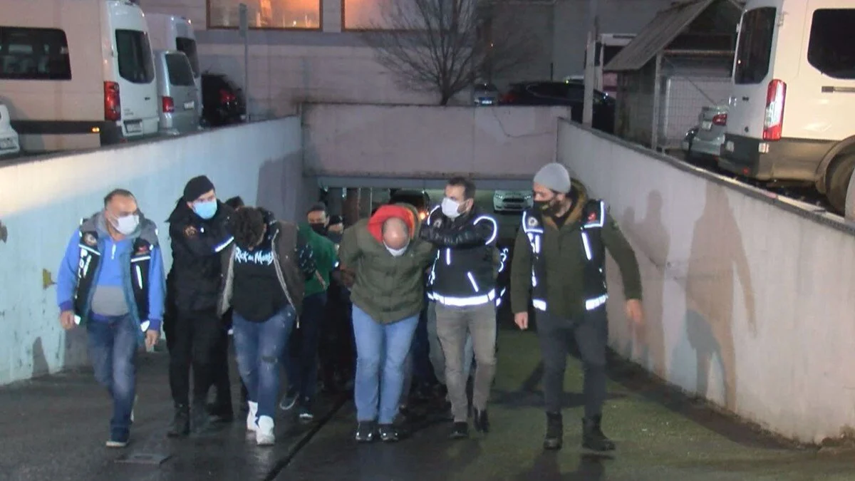 İstanbul'da 'daltonlar' çetesinin 2 üyesi uzun namlulu silahlarla yakalandı