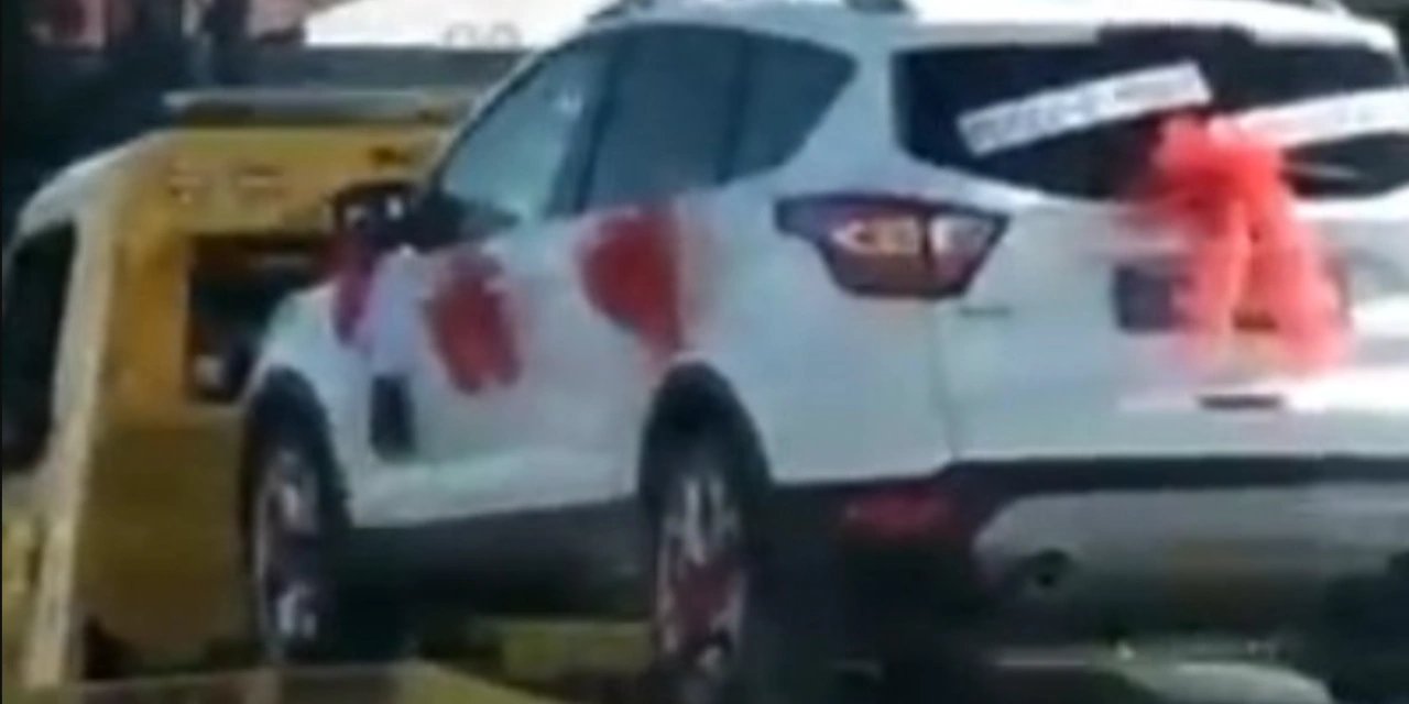 Düğün arabasını çekiciye yükleyip şehir turu attılar