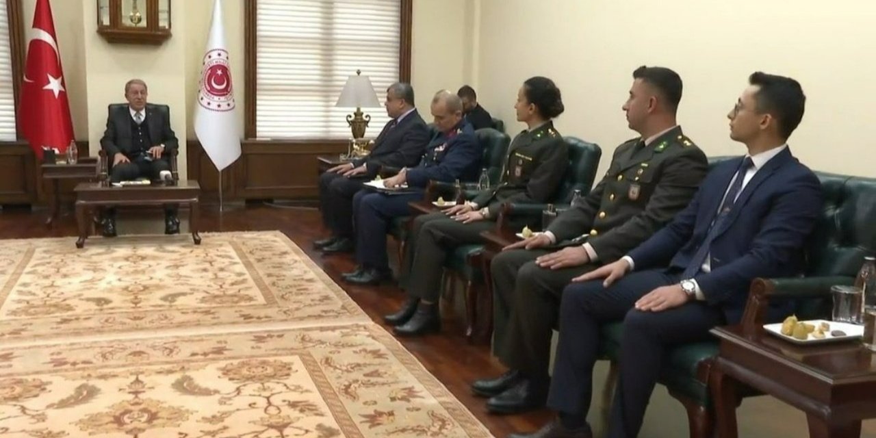 İYİ Partili isimden Hulusi Akar'ın fotoğrafına dikkat çeken yorum: 'TSK'yı kendine itaat etmesi için dizayn ettiğinin kanıtı'