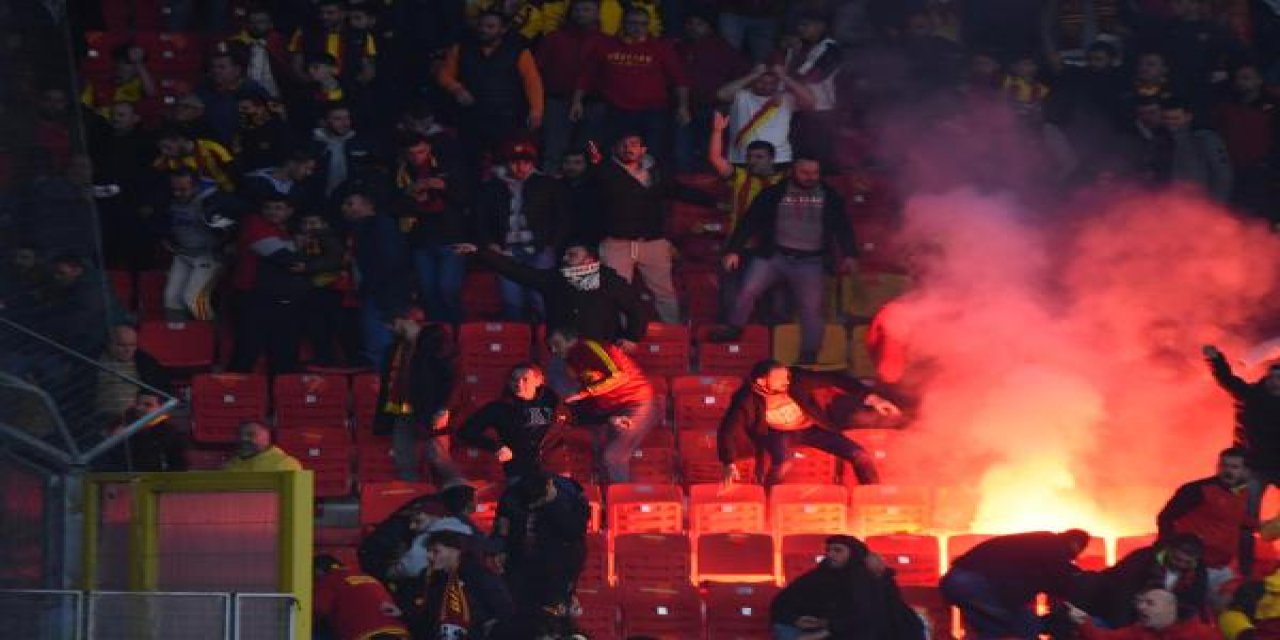 Göztepe - Altay maçı karıştı: Rakip tribüne fişek atıldı, taraftar kaleciye saldırdı