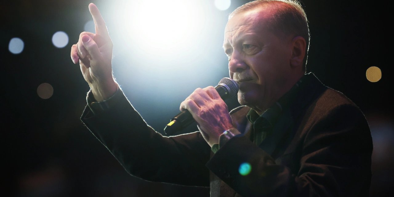 'Beraber yürüdük biz bu yollarda'nın yazarı CHP'ye geçti, Erdoğan sahneye çıkış şarkısını değiştirdi
