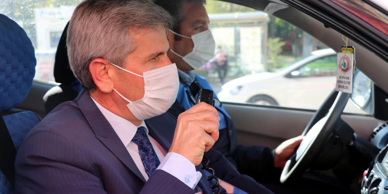 Doktor belediye başkanı, sokak sokak koronavirüs uyarısı yapıyor