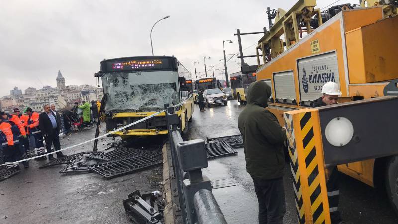 İETT otobüsü Galata Köprüsü üzerinde kaza yaptı