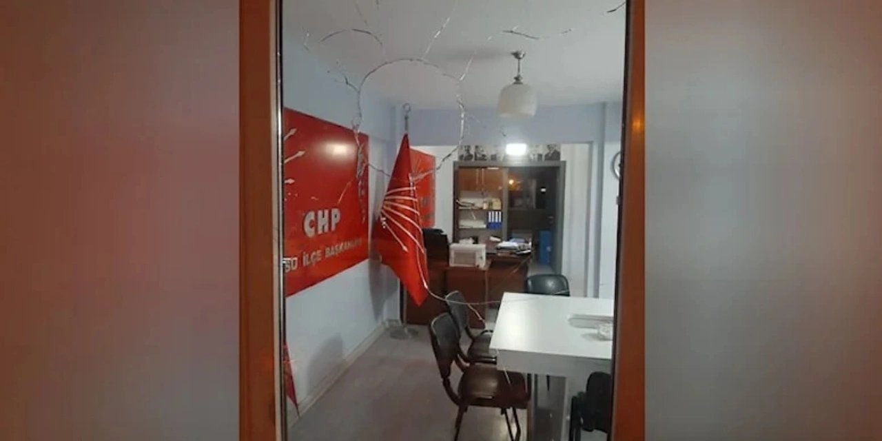 CHP ilçe başkanlığına taşlı saldırı