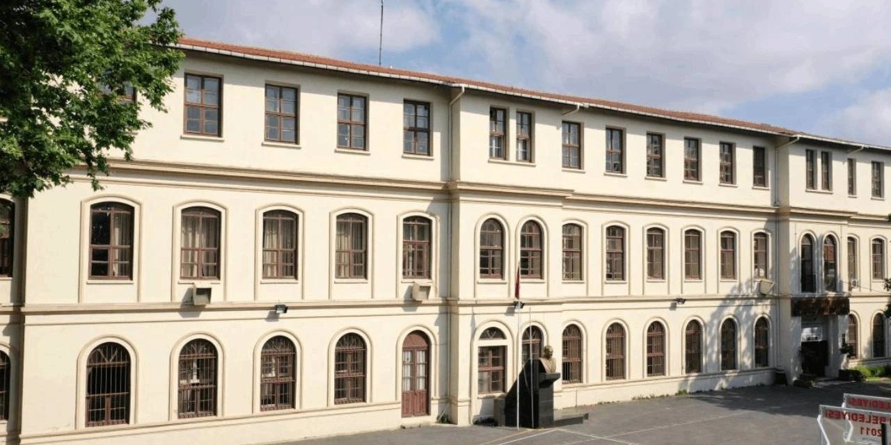 Çocuk istismarını savunan müdür halen görevde!