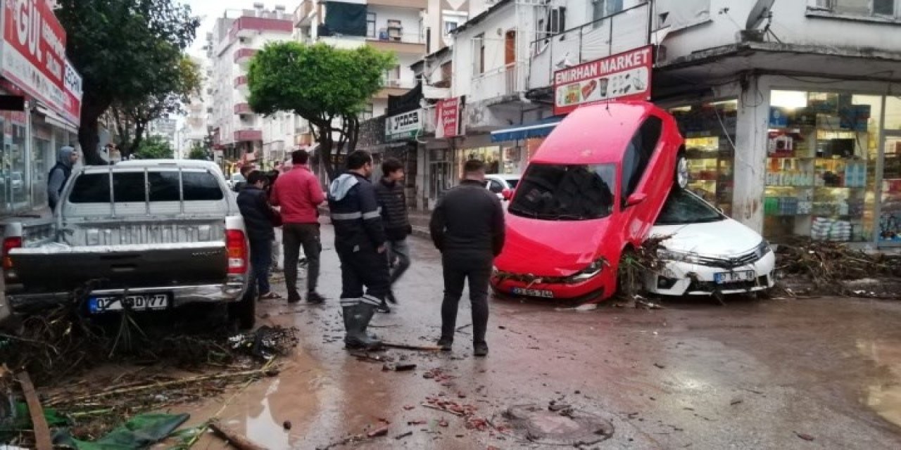 Antalya’da sel: Kumluca ve Finike'de okullar tatil edildi