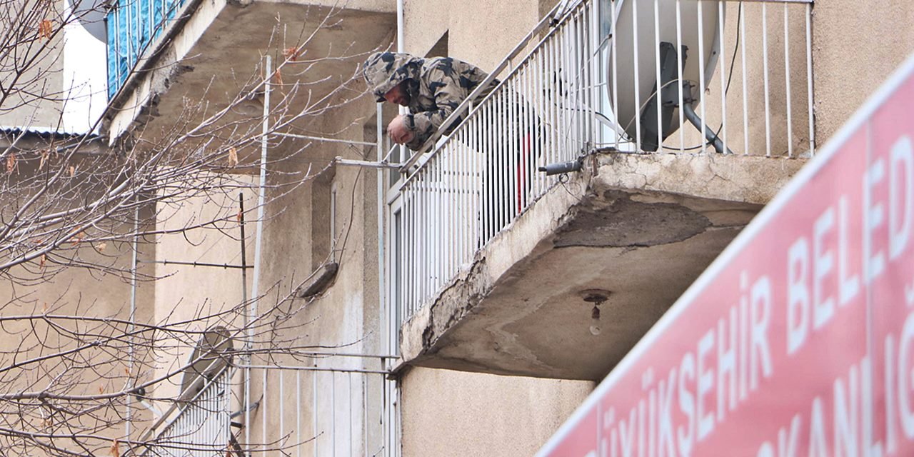 Polisten kaçarken saklandığı balkonda mahsur kaldı
