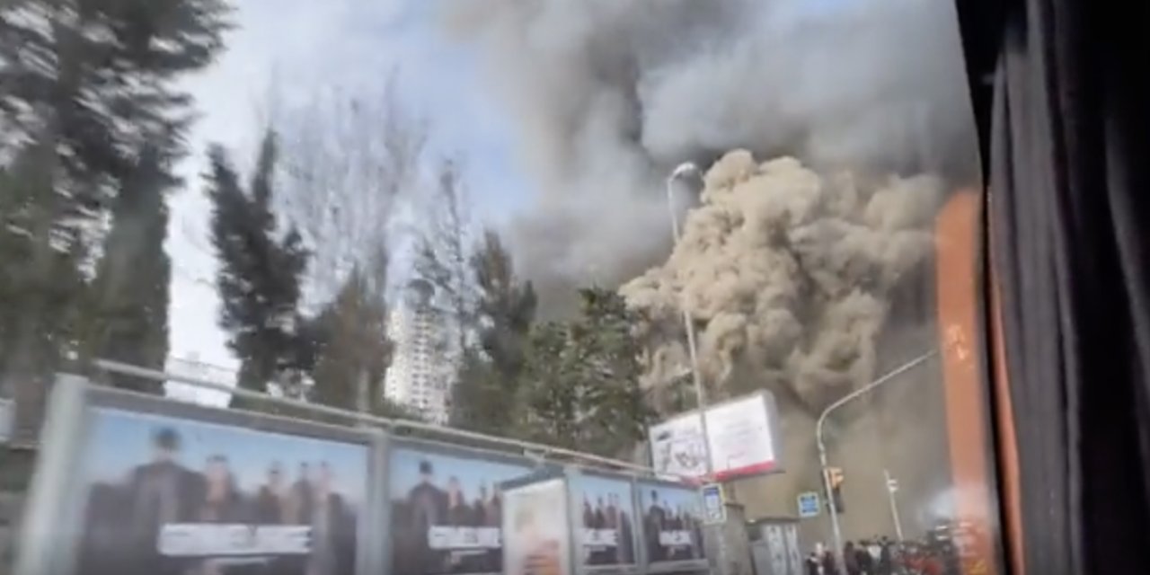 İstanbul'da Metrocity AVM'de yangın