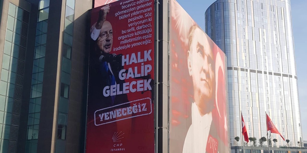 CHP İl Binasına Kılıçdaroğlu'nun afişi asıldı: "Bu darbeci organize kötülüğü yeneceğiz"
