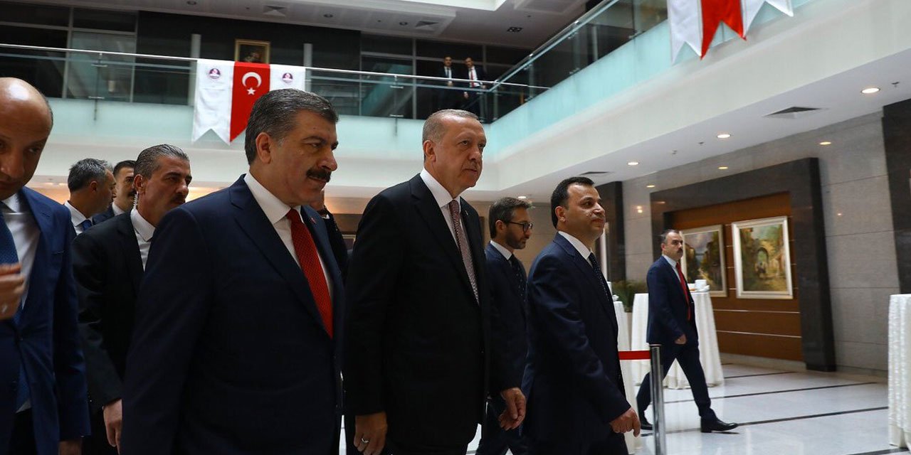 "Fahrettin Koca'ya güven kalmadı, Erdoğan'ın emri ve kumandası altında" Emin Çölaşan'dan dikkat çeken açıklama!