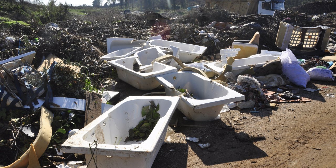 Manavgat yangınında zarar gören ormanı çöpe çevirdiler...