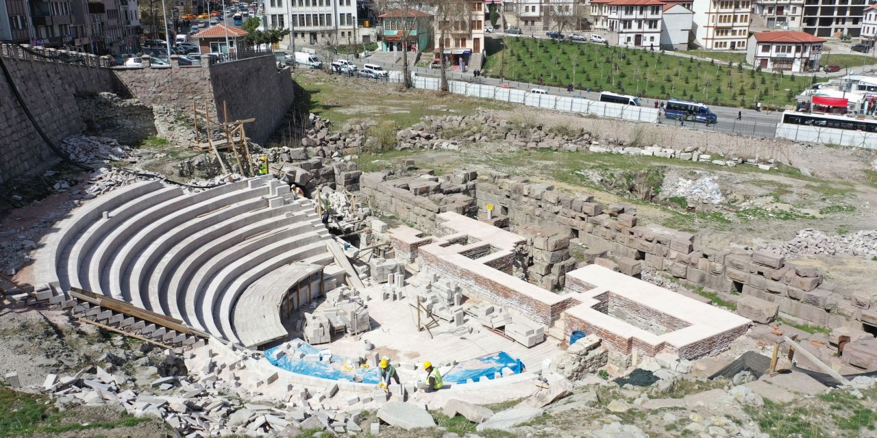 İki bin yıllık Antik Roma Tiyatrosu ve Arkeopark alanında gerçekleştirilen restorasyon devam ediyor