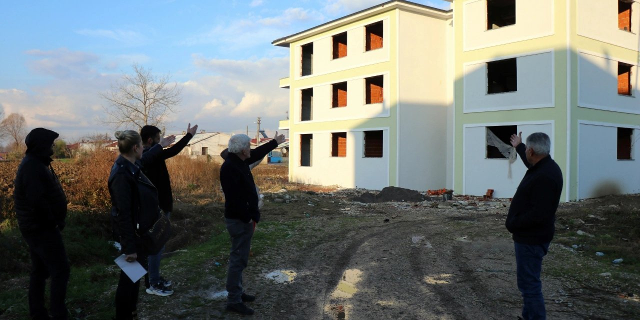 Ev sahibi olmak isteyen onlarca kişiyi dolandırdılar