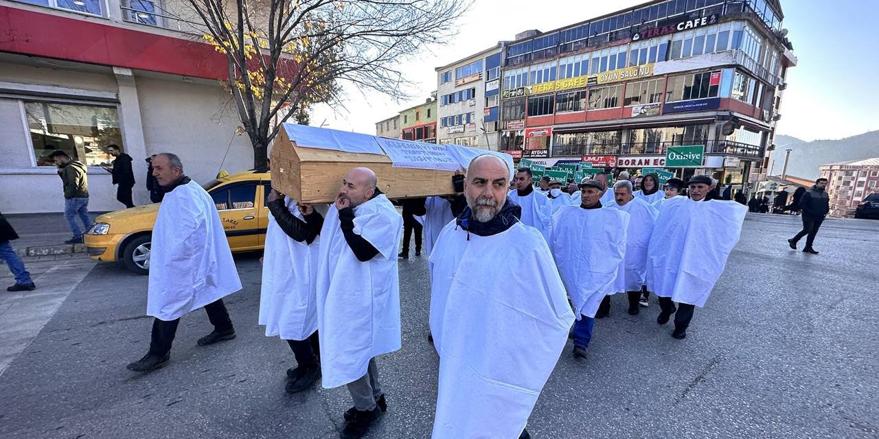 Köylülerden kefenli - tabutlu protesto: '55 bin ağaç kesilecek'