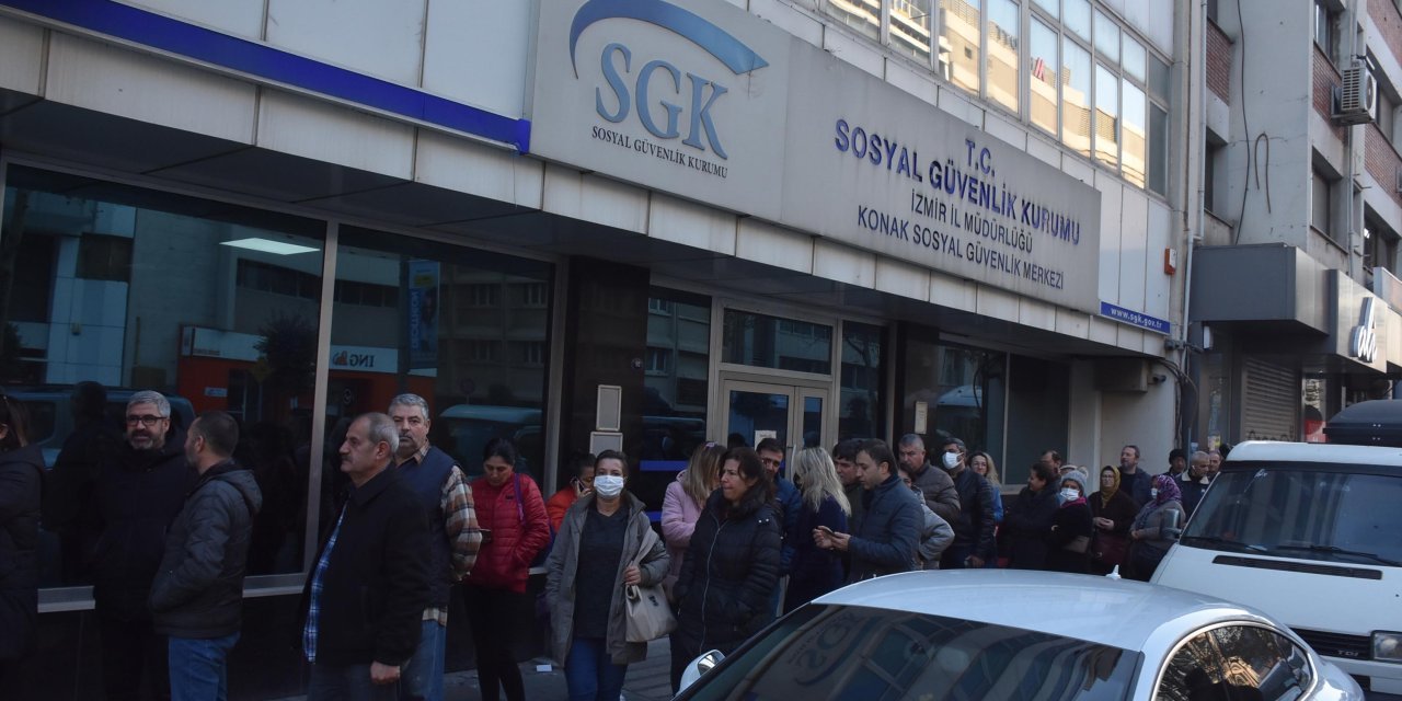 SGK önünde uzun EYT sıraları oluştu
