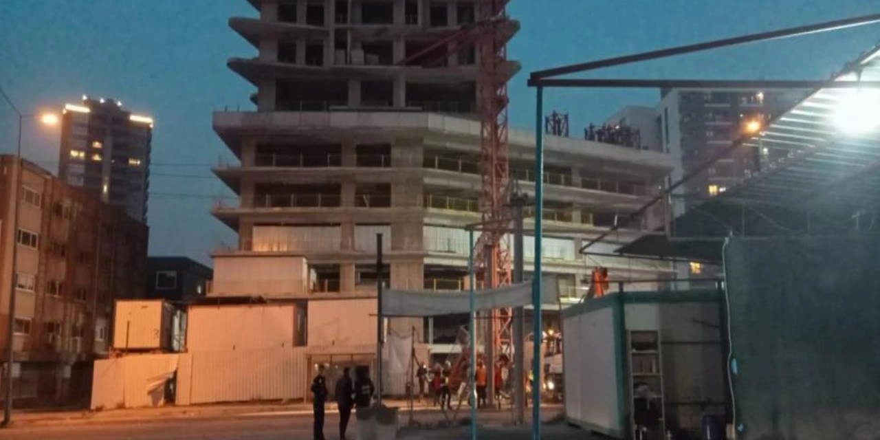 İzmir Bornova'da vinç devrildi: 5 ölü