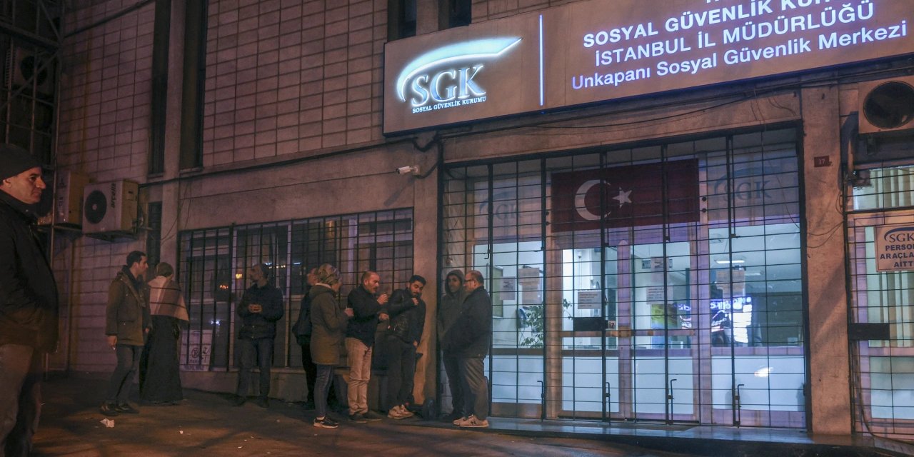 EYT için işlem yapmak isteyenler geceden sıraya girdi