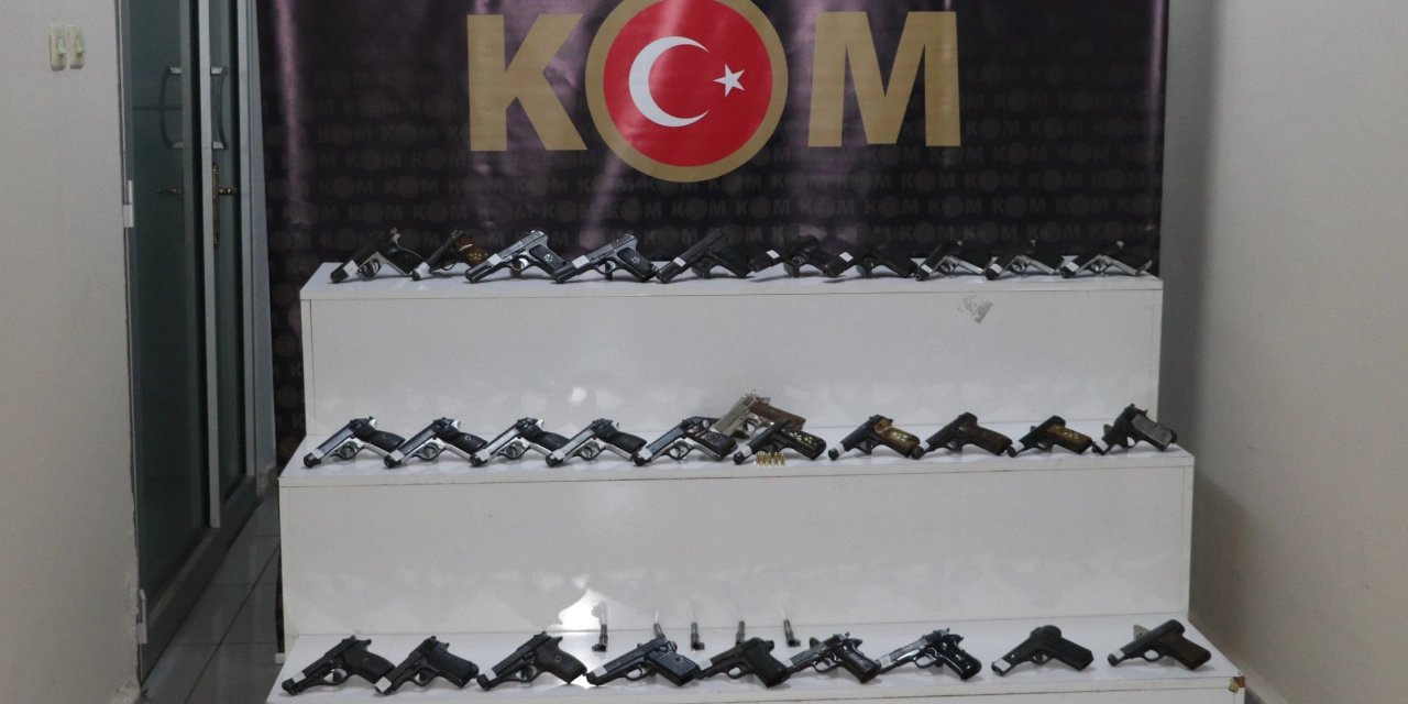 Hatay'da bir otomobilde 30 ruhsatsız tabanca ve mühimmat ele geçirildi