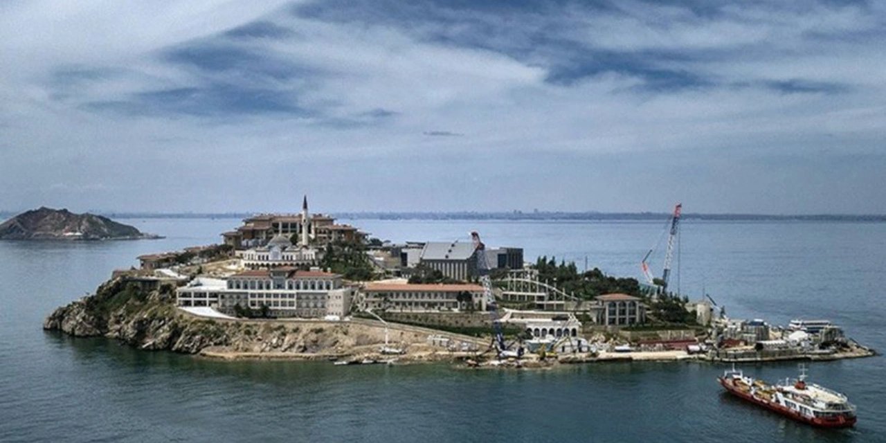 Yassıada boş kaldı: AKP'li belediyeler ve TÜGVA insan taşıyor