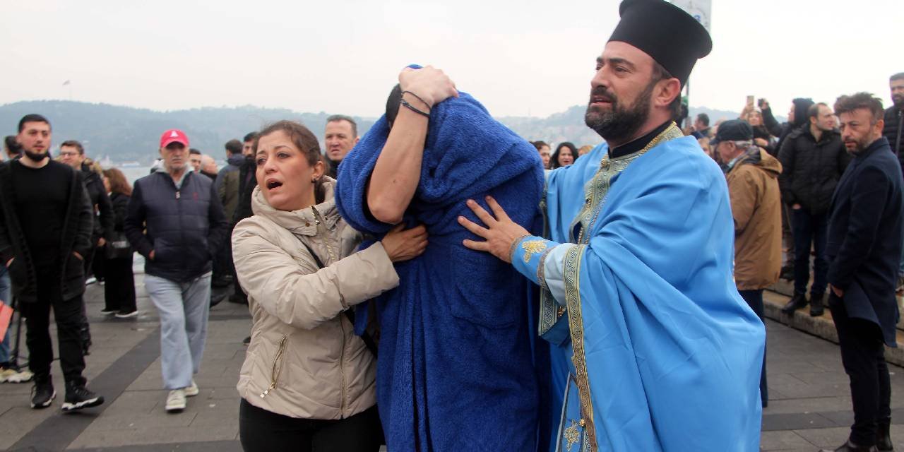 Haç çıkarma töreninde hastanelik oldu