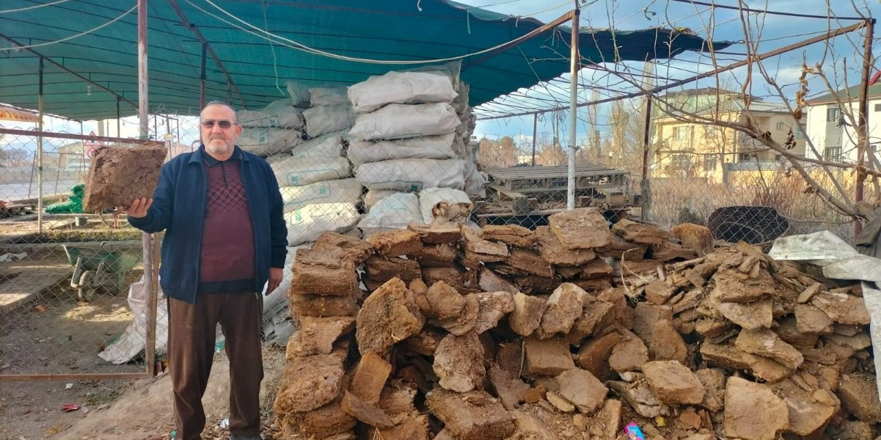 Yurttaşlar kömür ve doğal gaz zamları nedeniyle tezek yakmaya başladı