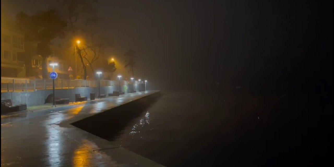 İstanbul Boğazı sis nedeniyle çift yönlü olarak gemi trafiğine kapatıldı