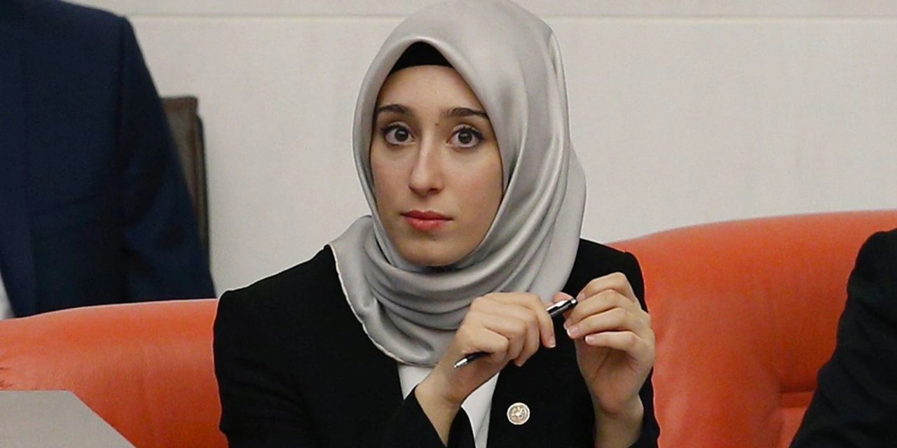 Rümeysa Kadak, sürekli kendisine mesaj atan ve Meclis önüne gelen kişiyi şikayet etti: Korkuyorum