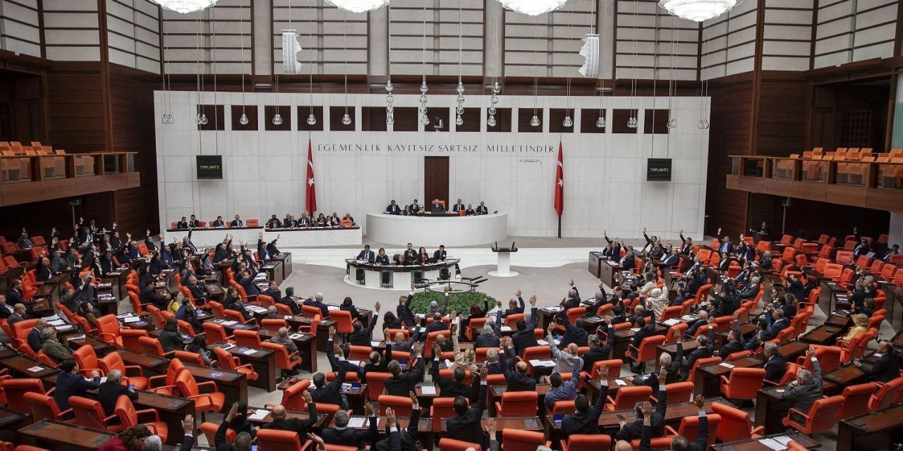 'AKP milletvekilleri 'ret' oyu vermek için koşarak salona geldiler'