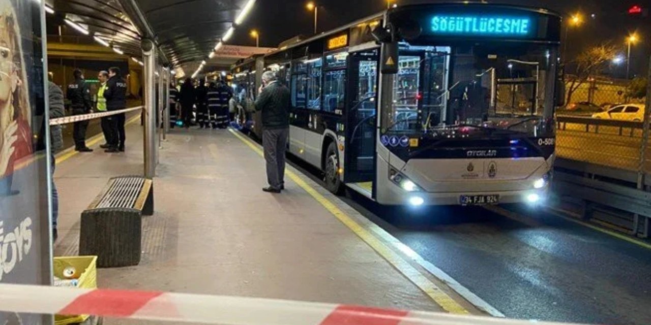 Küçükçekmece'de yola düşen kişi, metrobüsün altında kalarak öldü